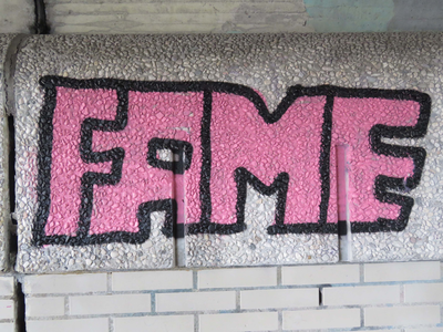 833786 Afbeelding van graffiti met de tekst 'FAME' uit 2017, onder het spoorwegviaduct bij de Lauwerecht te Utrecht.
